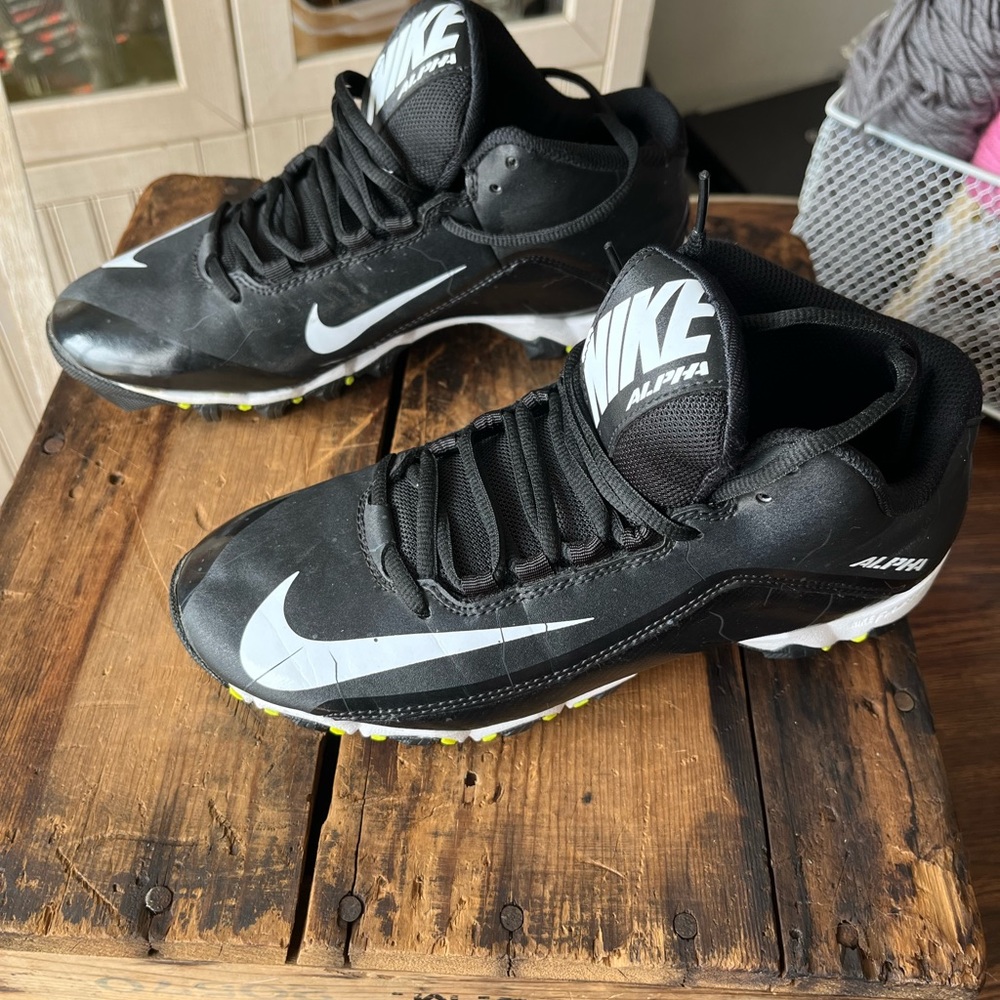 Nike Alpha cleats, size 7 black and in great condition!